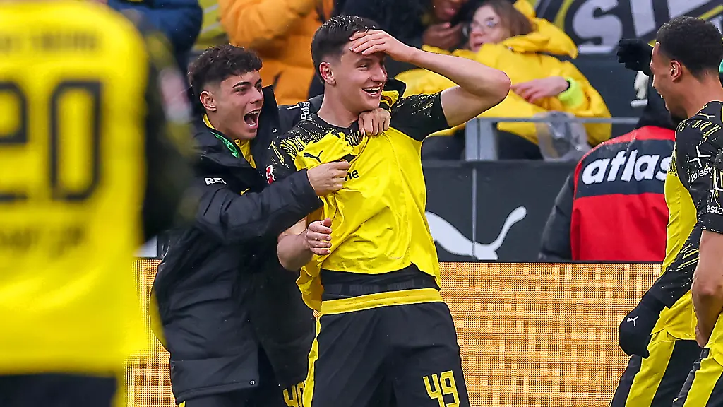 14-03-2026-Fussball-Borussia-Dortmund-FC-Augsburg-1-Fussball-Bundesliga-26-Spieltag-Signal-Iduna-Park-Saison-2025-2026-Torjubel-nach-dem-Tor-zum-2-0-durch-Torschuetze-Luca-Reggiani-BVB-49-zusammen-mit-Samuele-Inacio-BVB-40-DFB-regulations-prohibit-any-use-of-photographs-as-image-sequences-and-or-quasi-video