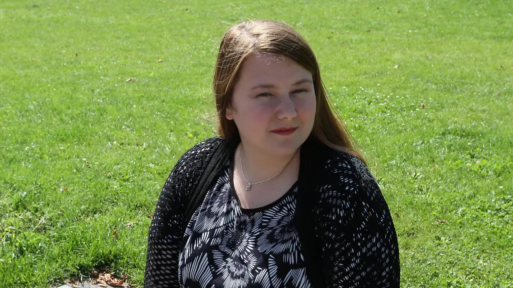 Entfuehrungsopfer-Natascha-Kampusch-aufgenommen-am-21-08-2017-in-einem-Park-in-Wien-Oesterreich-Ihr-Fall-bewegte-die-ganze-Welt-Die-Wienerin-Natascha-Kampusch-wird-als-Zehnjaehrige-am-Schulweg-entfuehrt-und-acht-Jahre-in-einem-Keller-festegehalten-und-misshandelt-Elf-Jahre-nach-ihrer-Befreiung-macht-sie-ihre-kreative-Leidenschaft-zum-Beruf-zu-dpa-Entfuehrungsopfer-Natascha-Kampusch-geht-unter-die-Schmuckdesigner-vom-25-08