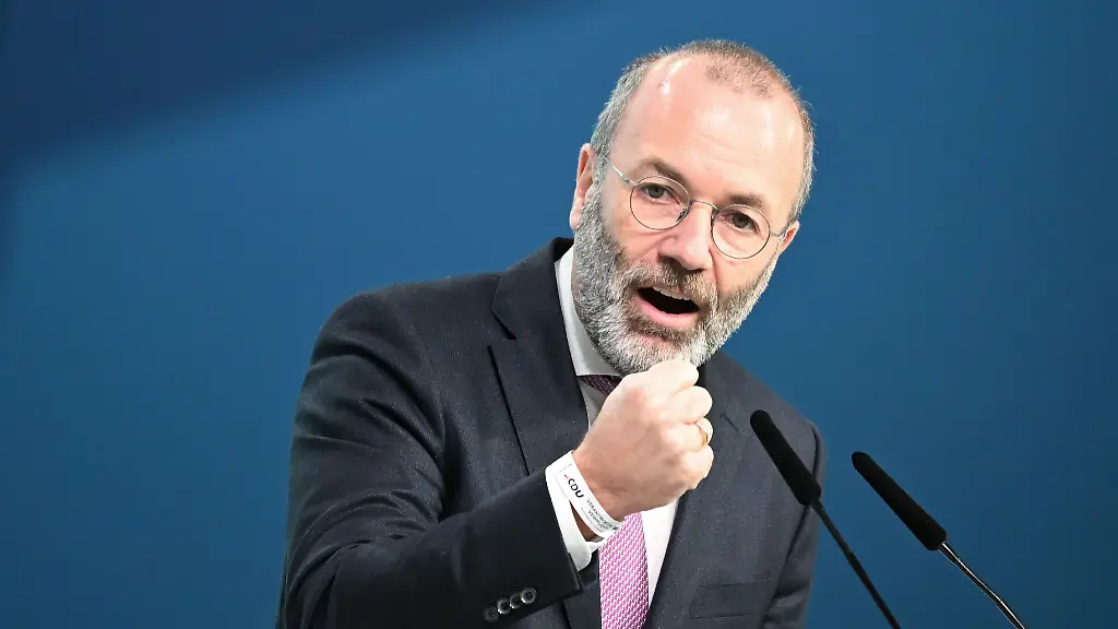 Manfred-Weber-CSU-Vorsitzender-der-EVP-Fraktion-im-Europaparlament-spricht-beim-CDU-Bundesparteitag-Nach-den-Vorstandswahlen-geht-es-am-zweiten-Tag-des-Parteitags-um-die-Inhalte-Unter-anderem-stehen-Antraege-zu-Teilzeit-Einschraenkung-der-Social-Media-Nutzung-fuer-Kinder-und-zur-Rentenreform-zur-Beratung-an