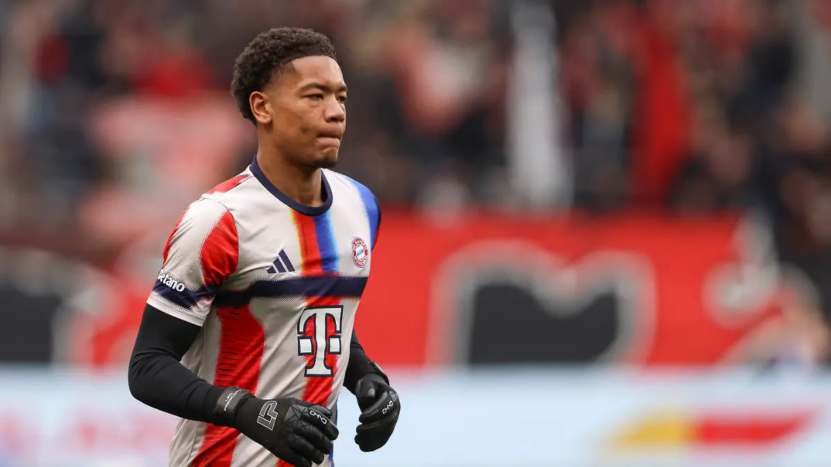 Torwart-Leonard-Prescott-FC-Bayern-Muenchen-schaut-waehrend-des-spiels-der-Bundesliga-zwischen-Bayer-04-Leverkusen-und-FC-Bayern-Muenchen-BayArena-am-14-March-2026-in-Leverkusen-Deutschland-Foto-von-Oliver-Kaelke-DeFodi-Images-Torwart-Leonard-Prescott-FC-Bayern-Muenchen-looks-on-during-the-Bundesliga-match-between-Bayer-04-Leverkusen-and-FC-Bayern-Muenchen-at-BayArena-on-March-14-2026-in-Leverkusen-Germany-Photo-by-Oliver-Kaelke-DeFodi-Images-DFL-regulations-prohibit-any-use-of-photographs-as-image-sequences-and-or-quasi-video
