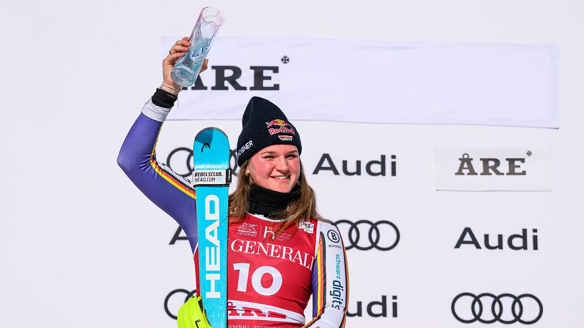 260315-Emma-Aicher-of-Germany-celebrates-on-the-podium-after-the-the-Womens-Slalom-during-the-FIS-Alpine-Skiing-World-Cup-on-March-15-2026-in-Are