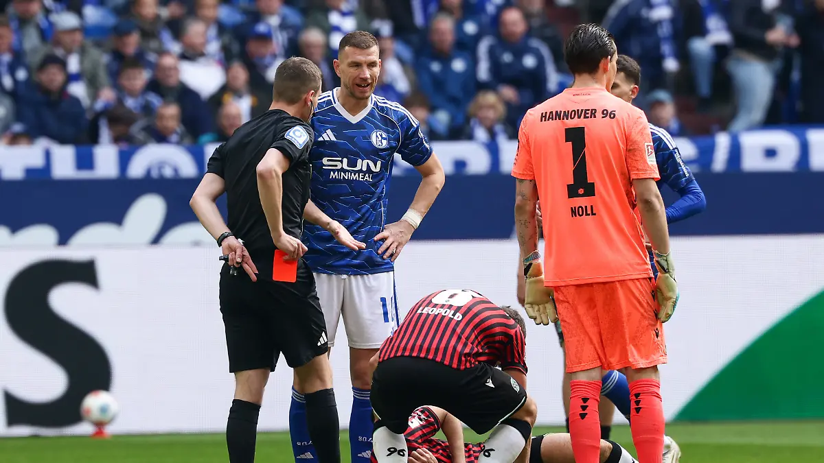 Gelsenkirchen-Germany-15-03-26-Schiedsrichter-referee-Robin-Braun-zeigt-Edin-Dzeko-Schalke-04-die-rote-Karte-waehrend-des-Spiels-der-2-Bundesliga-second-division-Bundesliga-zwischen-Schalke-04-Hanover-96-in-der-Veltins-Arena-in-Gelsenkirchen-Photo-by-Joachim-Bywaletz-DFB-DFL-REGULATIONS-PROHIBIT-ANY-USE-OF-PHOTOGRAPHS-AS-IMAGE-SEQUENCES-AND-OR-QUASI-VIDEO