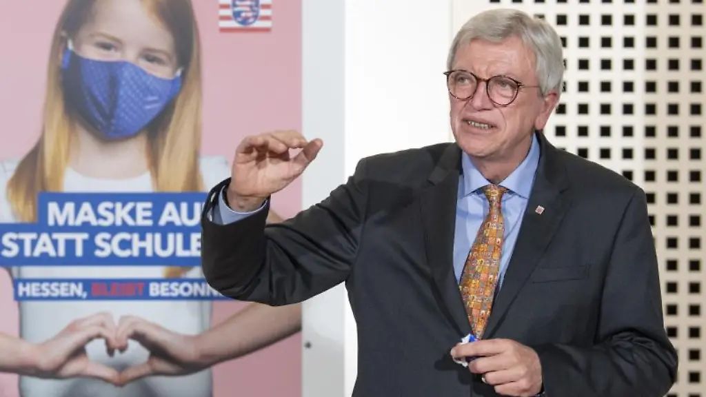 Ministerpraesident-Volker-Bouffier-CDU-stellt-die-Plakatkampagne-Hessen-bleibt-besonnen-vor