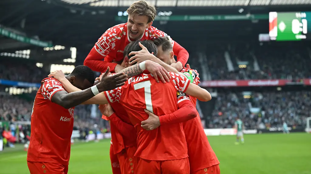 Fussball-Maenner-Bundesliga-Werder-Bremen-FSV-Mainz-05-26-Spieltag-Weserstadion-Jae-sung-Lee-M-1-FSV-Mainz-05-feiert-sein-Tor-zum-0-2-mit-dem-Team