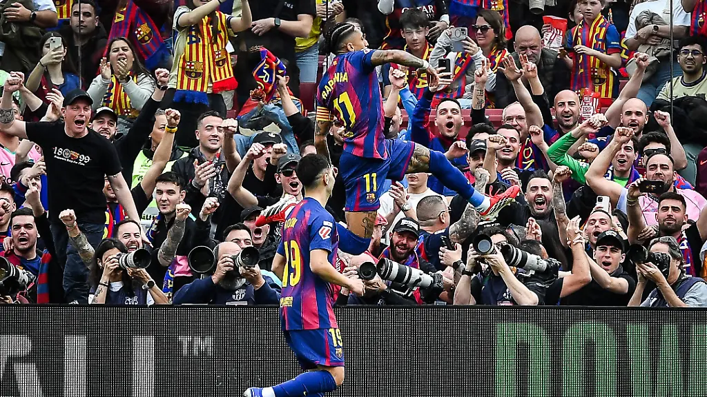 Raphael-DIAS-BELLOLI-Raphinha-of-Barcelona-celebrate-his-goal-with-Roony-BARDGHJI-of-Barcelona-during-the-Spanish-championship-LaLiga-football-match-between-FC-Barcelona-and-Sevilla-FC-on-15-March-2026-at-Camp-Nou-stadium-in-Barcelona-Spain-Photo-Sergio-Ros-Matthieu-Mirville-DPPI
