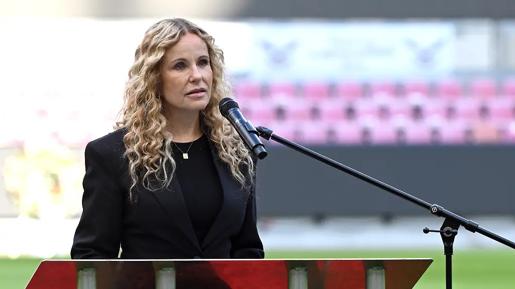 Fussball-Trauerfeier-fuer-den-frueheren-Bundesliga-Trainer-Christoph-Daum-RheinEnergieStadion-Katja-Burkard-Fernsehmoderatorin-spricht-waehrend-der-Trauerfeier