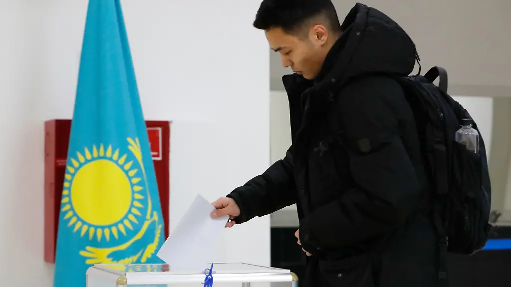 15-03-2026-Kasachstan-Astana-Ein-Mann-gibt-seine-Stimme-in-einem-Wahllokal-waehrend-eines-Verfassungsreferendums-ab-In-der-zentralasiatischen-Republik-Kasachstan-stimmen-die-Buerger-ueber-eine-neue-Verfassung-ab-die-vor-allem-die-Rechte-des-Praesidenten-staerkt