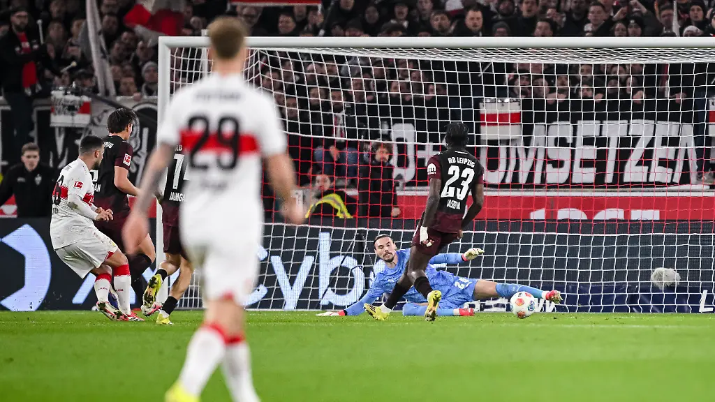 Fussball-Bundesliga-VfB-Stuttgart-RB-Leipzig-26-Spieltag-MHPArena-Deniz-Undav-l-VfB-Stuttgart-mit-dem-Torschuss-zum-1-0-den-Leipzigs-Torwart-Maarten-Vandevoordt-M-nicht-verhindern-kann