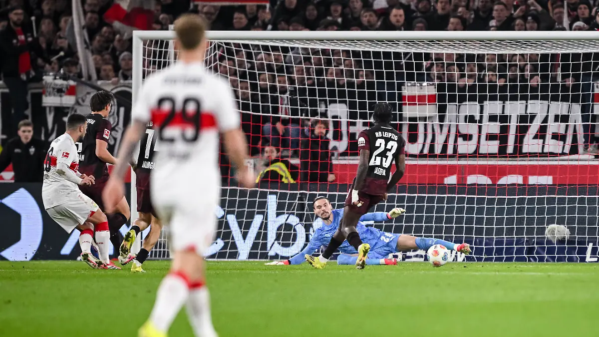 Fussball-Bundesliga-VfB-Stuttgart-RB-Leipzig-26-Spieltag-MHPArena-Deniz-Undav-l-VfB-Stuttgart-mit-dem-Torschuss-zum-1-0-den-Leipzigs-Torwart-Maarten-Vandevoordt-M-nicht-verhindern-kann