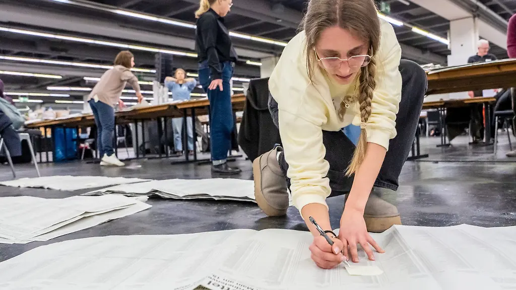 Nach-den-Kommunalwahlen-in-Hessen-wird-zuerst-das-Trendergebnis-ermittelt-bei-denen-Buerger-mit-einem-Kreuzchen-ganze-Wahllisten-gewaehlt-haben