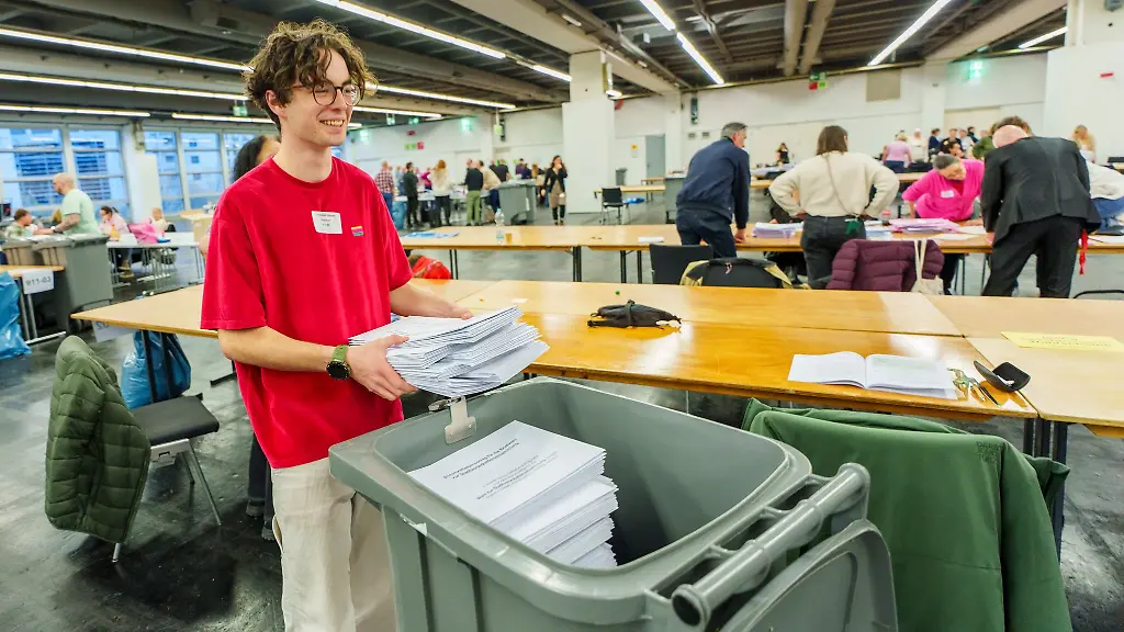 Nach-den-hessischen-Kommunalwahlen-werden-zuerst-die-Trendergebnisse-ausgezaehlt-Das-bezieht-sich-auf-die-Wahllisten-die-Waehler-mit-einem-einzigen-Kreuzchen-gewaehlt-haben