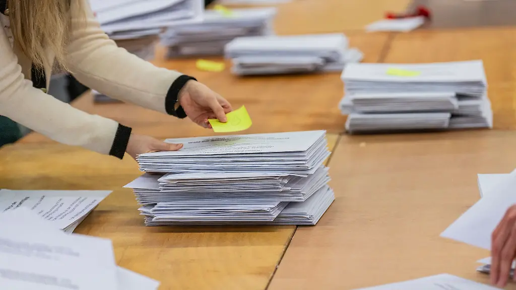 Bei-den-Kommunalwahlen-in-Hessen-haben-die-Buerger-viel-mehr-Stimmen-als-bei-den-Bundestags-und-Landtagswahlen-gehabt-dementsprechend-laenger-dauert-das-Auszaehlen