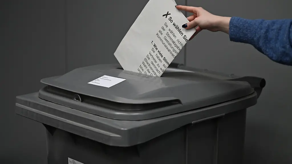 Die-staedtischen-Mitarbeiterinnen-und-Mitarbeiter-muessen-vielerorts-Stimmzettel-auszaehlen