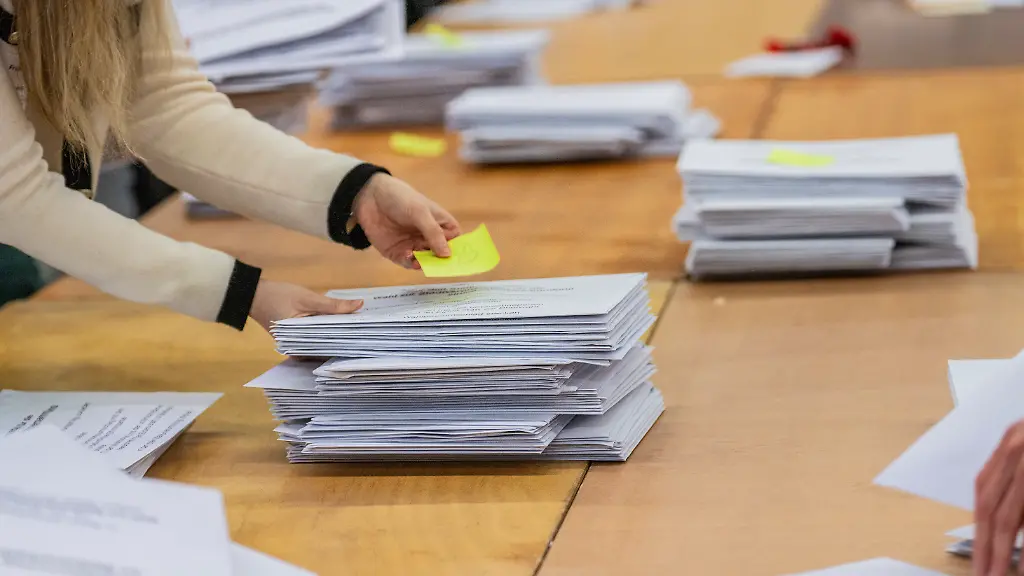 Die-Stimmauszaehlung-im-Briefwahlzentrum-in-den-Messehallen-in-Frankfurt-startet-fuer-die-Kommunalwahlen-in-Hessen