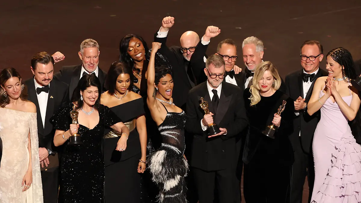Das Team von One Battle After Another feiert den Gewinn des Oscars für den besten Film