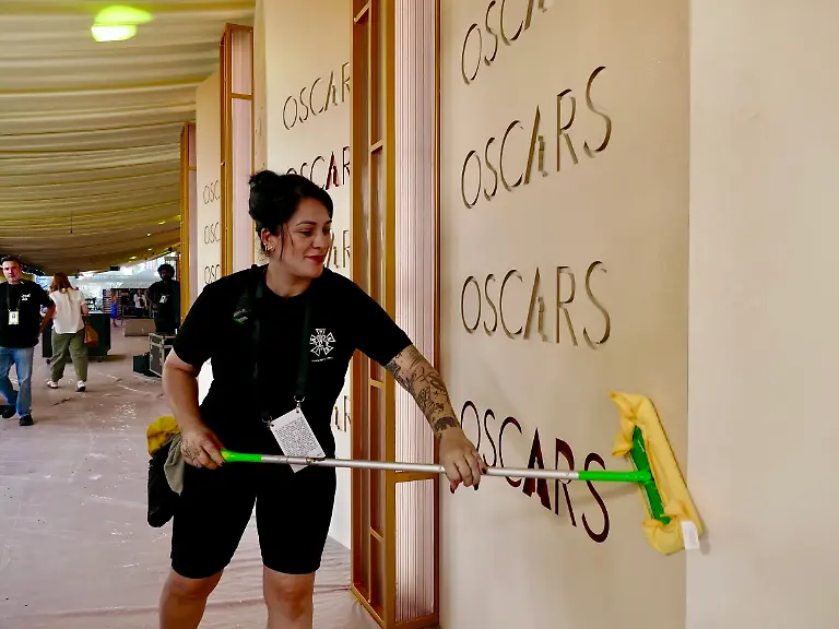 Der-rote-Teppich-fuer-die-Oscar-Gala-erhaelt-den-letzten-Schliff