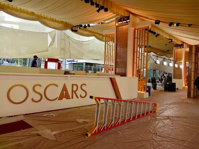 Der-rote-Teppich-fuer-die-Oscar-Gala-erhaelt-den-letzten-Schliff