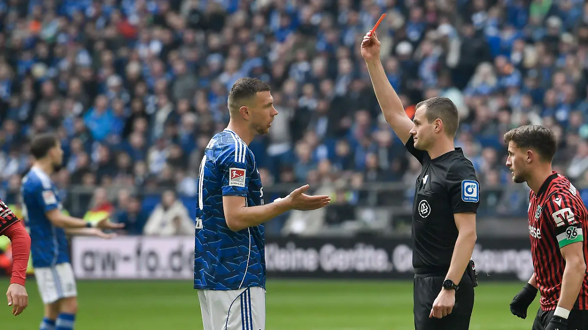 Rote-Karte-fuer-Edin-Dzeko-Schalke-10-15-03