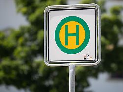 Baden-Württemberg: Attacke auf Ticketkontrolleure: Angreifer noch auf Flucht