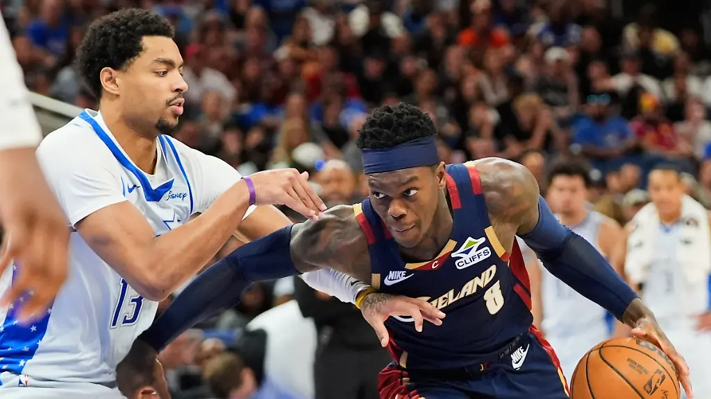 dpatopbilder-11-03-2026-USA-Orlando-Basketball-Maenner-NBA-Orlando-Magic-Cleveland-Cavaliers-Cleveland-Cavaliers-Guard-Dennis-Schroeder-8-zieht-an-Orlando-Magic-Guard-Jett-Howard-vorbei