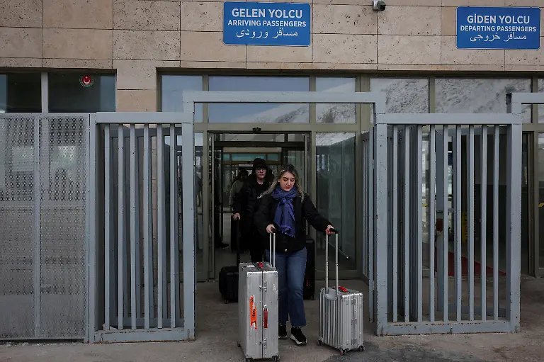 People-make-their-way-after-crossing-from-Iran-into-Turkey-at-the-Kapikoy-Border-Gate-in-eastern-Van-province-Turkey-March-2-2026-REUTERS-Dilara-Senkaya-SEARCH-SENKAYA-IRAN-CRISIS-TURKEY-BORDER-FOR-THIS-STORY-SEARCH-WIDER-IMAGE-FOR-ALL-STORIES