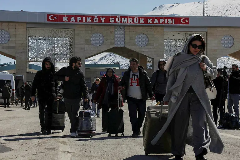 Iranians-make-their-way-after-crossing-into-Turkey-at-the-Kapikoy-Border-Gate-in-the-eastern-Van-province-Turkey-March-3-2026-REUTERS-Dilara-Senkaya-SEARCH-SENKAYA-IRAN-CRISIS-TURKEY-BORDER-FOR-THIS-STORY-SEARCH-WIDER-IMAGE-FOR-ALL-STORIES