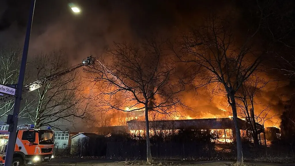 Die-Feuerwehr-rueckte-mit-rund-130-Kraeften-an