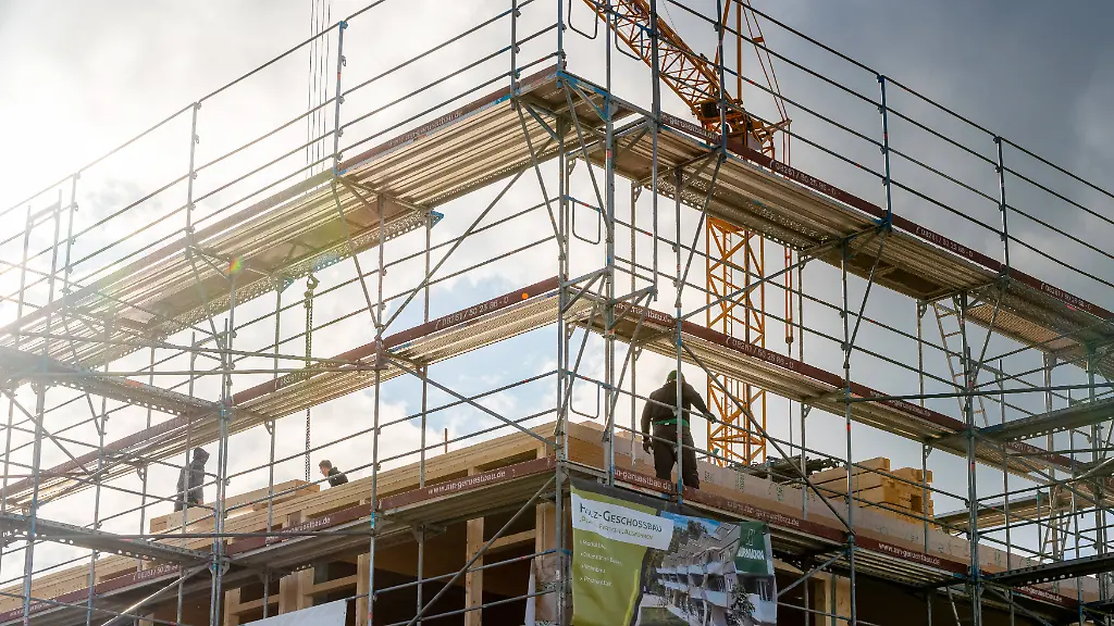 Mindelheim-Bavaria-Germany-March-12-2026-A-gloomy-construction-site-with-a-crane-and-scaffolding-against-a-backdrop-of-storm-clouds-shows-the-construction-of-new-buildings-Housing-construction-and-building-projects-are-often-the-focus-of-political-discussions-about-housing-shortages-construction-policy-construction-acceleration-programs-and-jobs-in-the-construction-industry-Eine-duestere-Baustelle-vor-Gewitterwolken-mit-Baukran-und-Geruest-zeigt-den-Bau-neuer-Gebaeude-Wohnungsbau-und-Bauprojekte-stehen-haeufig-im-Fokus-politischer-Diskussionen-ueber-Wohnraummangel-Baupolitik-Bauturbo-Programme-und-Arbeitsplaetze-in-der-Bauwirtschaft