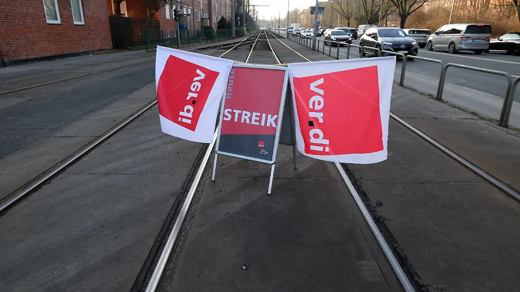 Vor-dem-Depot-der-Rostocker-Strassenbahn-AG-RSAG-stehen-Verdi-Fahnen-und-ein-Schild-mit-der-Aufschrift-Streik-auf-den-Gleisen-Die-Tarifverhandlungen-im-kommunalen-Nahverkehr-werden-fortgesetzt-und-von-Warnstreiks-begleitet