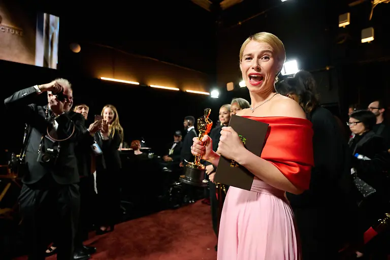 March-15-2026-Hollywood-California-USA-Jessie-Buckley-backstage-with-the-Oscar-for-Actress-in-a-Leading-Role-during-the-98th-OscarsA-at-Dolby-Theatre-at-Ovation-Hollywood-on-Sunday