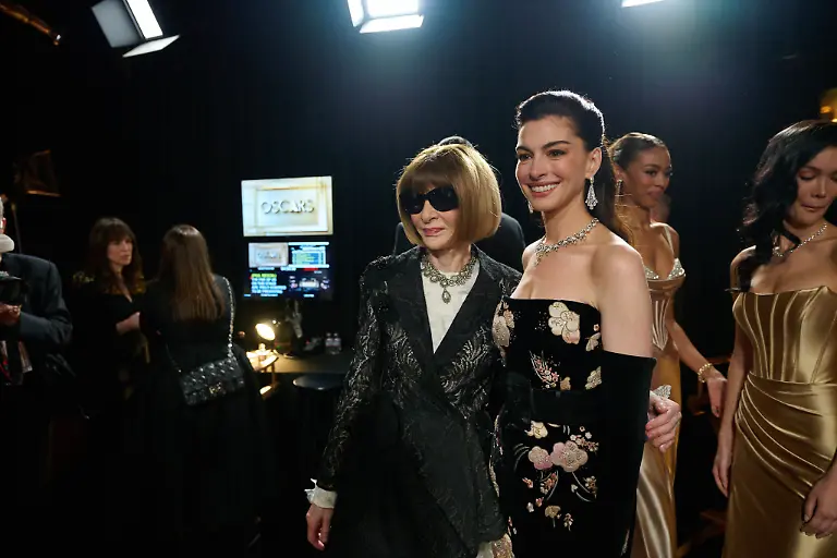Dame-Anna-Wintour-and-Anne-Hathaway-pose-backstage-during-the-98th-Oscars-at-Dolby-Theatre-at-Ovation-Hollywood-on-Sunday-March-15-2026