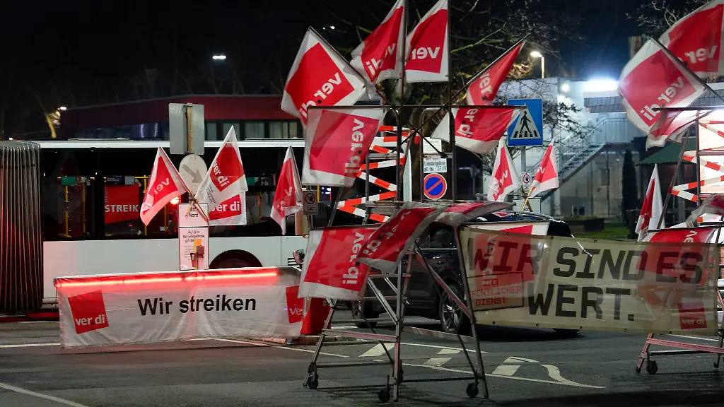 Flaggen-weisen-vor-dem-Betriebshof-Nord-der-Koelner-Verkehrs-Betriebe-auf-einen-Warnstreik-hin