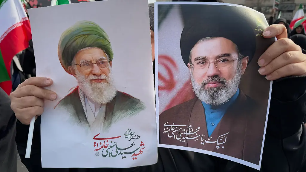 Eine-Frau-haelt-Plakate-von-Ayatollah-Modschtaba-Chamenei-r-dem-Nachfolger-seines-getoeteten-Vaters-Ayatollah-Ali-Chamenei-l-als-Oberster-Fuehrer-waehrend-einer-Kundgebung-zu-seiner-Unterstuetzung-in-Teheran