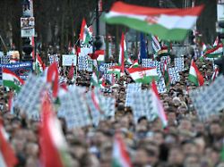 "Für 30 Silberstücke verkauft": Orbán schürt massive Kriegsangst, Magyar wirft ihm Verrat vor