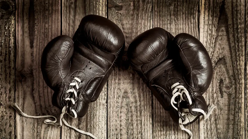 alte-Boxhandschuhe-auf-hoelzernem-Hintergrund-Old-Boxing-Gloves-at-wooden-Background-1030401988