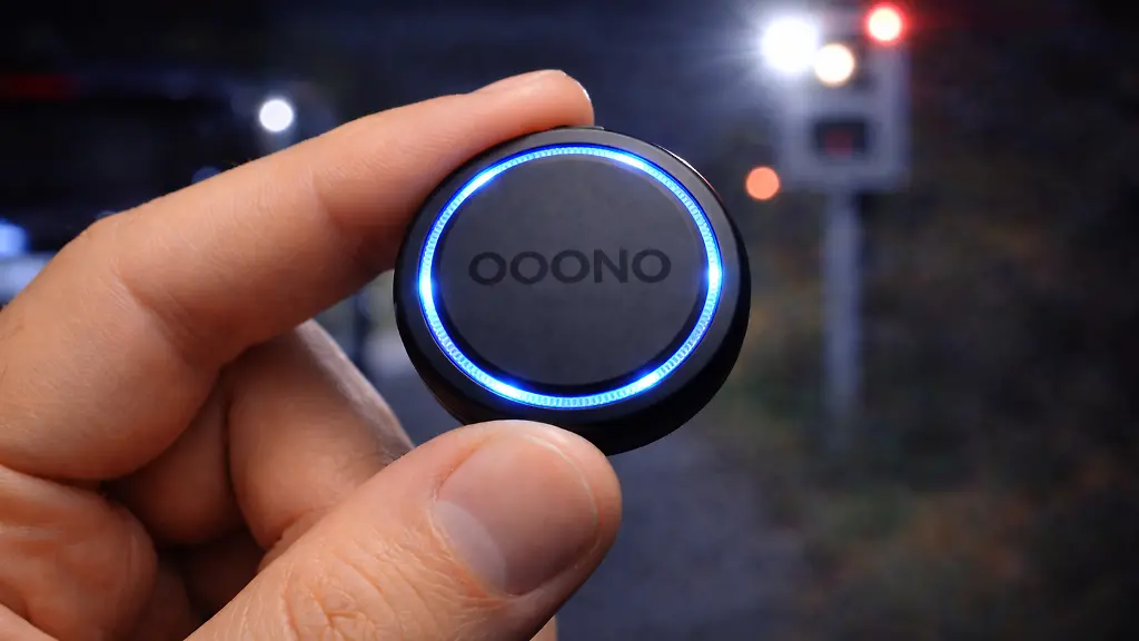 Der-Ooono-Co-Driver-warnt-waehrend-der-Fahrt-vor-Blitzern-und-Gefahrenstellen-aktuell-ist-das-kompakte-Gadget-deutlich-guenstiger-erhaeltlich