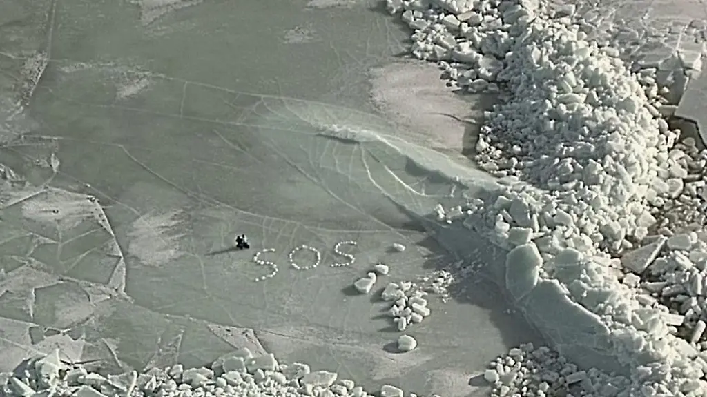 HANDOUT-10-03-2026-Finnland-Oulo-Zwei-Deutsche-haben-mit-Eisbrocken-die-Buchstaben-SOS-auf-das-Eis-des-zugefrorenen-bottnischen-Meerbusens-gelegt-Der-Mann-und-die-Frau-hatten-in-der-Nacht-von-Montag-9-3-auf-Dienstag-10-3-in-einem-Zelt-auf-dem-Eis-im-Bottnischen-Meerbusen-uebernachtet-und-gerieten-am-fruehen-Dienstagmorgen-in-Not-nachdem-das-Eis-unter-ihrem-Zelt-gebrochen-war-Am-spaeten-Dienstagvormittag-rettete-ein-Hubschrauber-der-finnischen-Kuestenwache-die-Outdoorsportler-Sie-wollten-urspruenglich-mit-Skiern-ueber-die-zugefrorene-Ostsee-vom-finnischen-Oulu-nach-Lulea-in-Schweden-fahren
