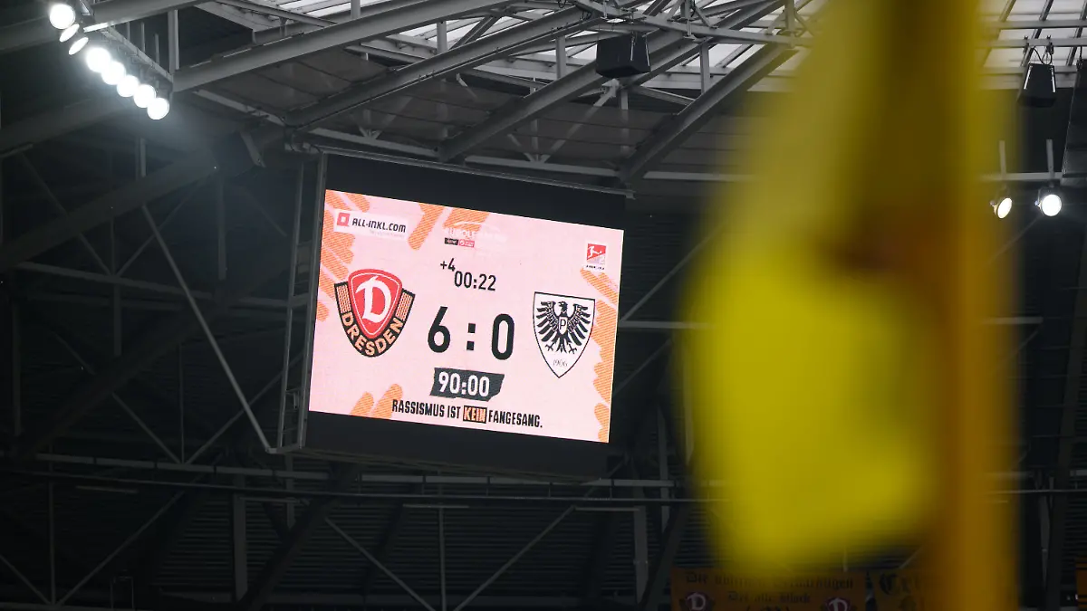 Anzeigetafel im Stadion zeigt 6:0 für Dresden