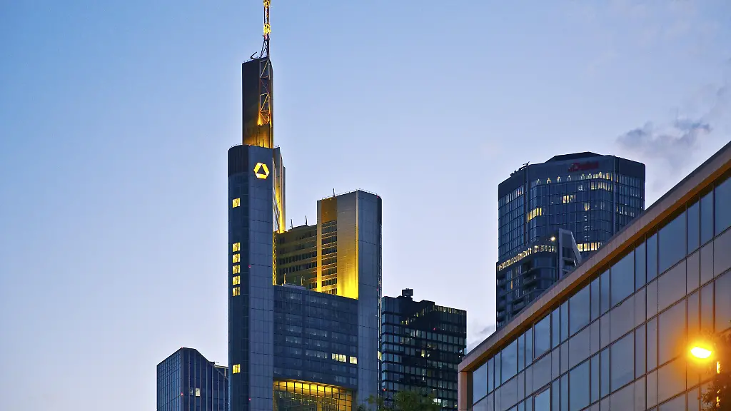 Commerzbank-Tower-am-Abend-Frankfurt-am-Main-Hessen-Deutschland
