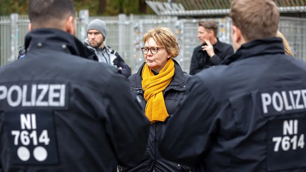 Vor-dem-Derby-zwischen-Hannover-96-und-Eintracht-Braunschweig-richtet-Innenministerin-Daniela-Behrens-den-Blick-auf-Sicherheit-im-Stadion