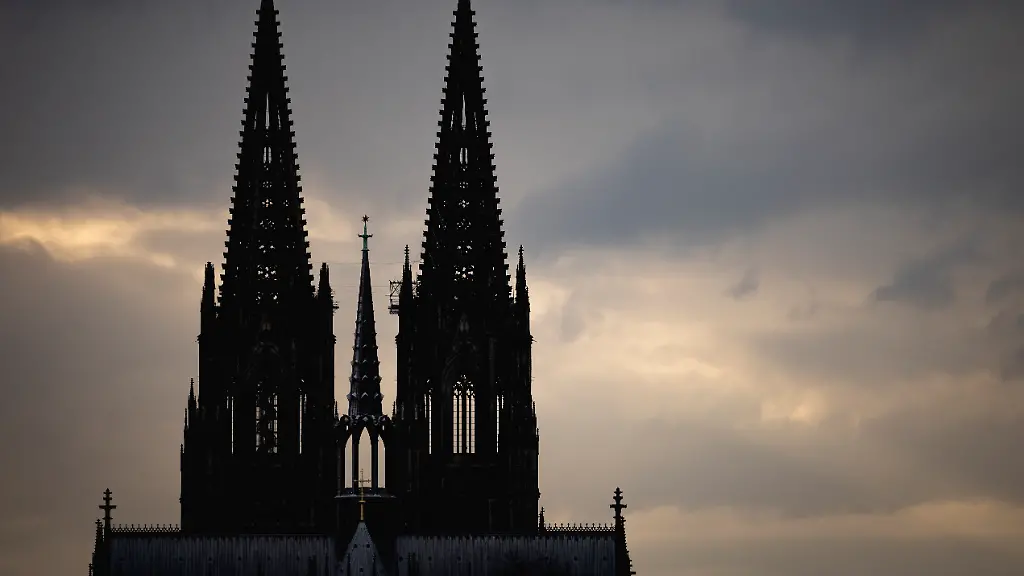 Der-Dom-hebt-sich-ab-vor-dem-grauen-Abendhimmel-in-Koeln-10-03-2026