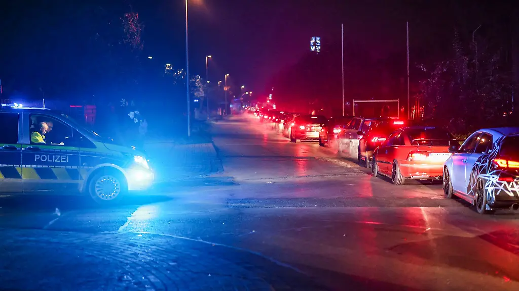 Die-Polizei-beim-Einsatz-wegen-eines-illegalen-Tuner-Treffens-in-Emmerich-Archivfoto