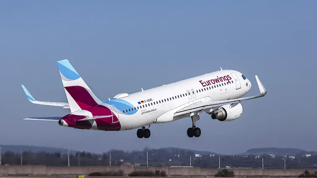 Flughafen-Stuttgart-mit-Flugzeug-beim-Start-Registrierung-D-AEWS-Eurowings-Airbus-A320-200