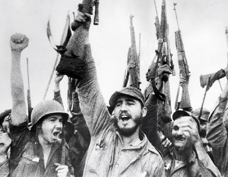 ACHTUNG-Das-Foto-ist-vom-Mai-1957-und-NICHT-vom-Januar-1959-Korrekter-Text-Fidel-Castro-und-seine-Kaempfer-demonstrieren-im-Mai-1957-in-der-Sierra-Maestra-wir-leben-noch-nachdem-die-kubanische-Regierung-mitgeteilt-hatte-dass-die-Rebellen-laengst-aufgerieben-und-vernichtet-seien-Der-US-Kameramann-Wendell-Hoffman-und-der-Journalist-Robert-Taber-hatten-die-Rebellen-in-den-Bergen-aufgesucht-Die-Bewegung-26-Juli-fuehrte-einen-Guerillakampf-gegen-das-Batista-Regime-der-am-01-01-1959-zum-Sturz-des-kubanischen-Diktators-und-zum-Sieg-der-Revolution-fuehrte-urspruenglicher-Text-FILE-A-file-photo-dated-on-08-January-1959-shows-Fidel-Castro-C-as-he-celebrates-the-victory-of-Cuban-Revolutionary-Movement-over-Fulgencio-Batista-s-regime-in-Havana-Cuba