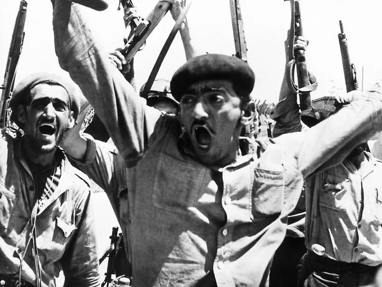 Kubanische-Milizionaere-feiern-das-Scheitern-der-exilkubanischen-Invasion-in-der-Schweinebucht-Aufnahmedatum-01-01-1961-31-12