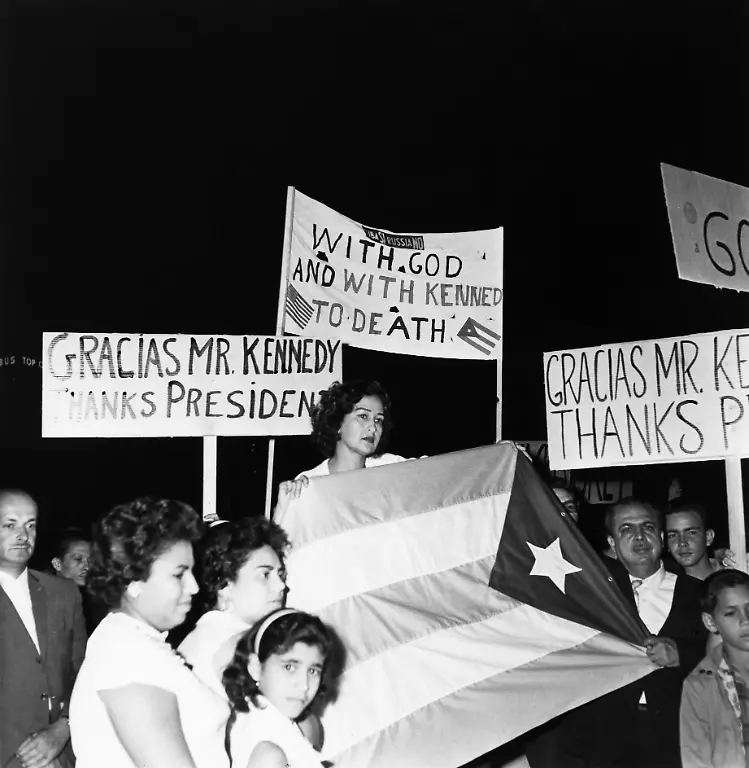 Kuba-Invasion-der-Schweinebucht-Kuba-gescheiterte-Invasion-von-Exil-Kubanern-in-der-Schweinbucht-Bahia-de-los-cochinos-17-19-04-1961-Kundgebung-von-im-Exil-lebenden-Kubanern-in-Miami-Beach-Florida-nach-dem-Scheitern-der-Invasion-vom-April-1961-19-04-1961-Systematik-alt-Sachbegriffe-Category-not-defined-Category-not-defined-Category-not-defined-Kuba-Unruhen-Revolution-Politik-Mittelamerika-Lateinamerika-HINWEIS-Digitalisierung-aus-einem-Fremdarchiv-Vor-Verwendung-bitte-die-Nutzungsrechte-klaeren-Ansprechpartner-servicedesk-picture-alliance