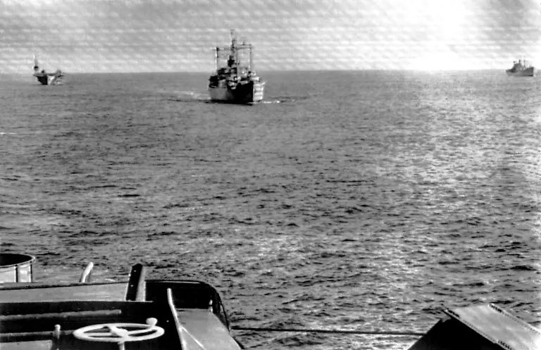 Schiffe-der-US-Flotte-in-der-Karibischen-See-aufgenommen-am-22-Oktober-1962-Die-Stationierung-weitreichender-sowjetischer-Raketen-auf-dem-mittelamerikanischen-Inselstaat-Kuba-vor-der-Kueste-der-USA-durch-die-UDSSR-bedrohte-1962-den-Weltfrieden-Der-amerikanische-Praesident-John-F-Kennedy-verhaengte-am-22-Oktober-1962-eine-Seeblockade-und-forderte-den-Abbau-und-die-Rueckfuehrung-aller-sowjetischer-Raketen-und-Abschussanlagen-auf-Kuba-Nach-einigen-langen-Tagen-in-denen-die-Welt-den-Atem-anhielt-lenkte-der-sowjetische-Ministerpaesident-Nikita-Chruschtschow-am-28-Oktober-1962-ein-Eine-gemeinsame-Note-der-USA-und-der-UDSSR-an-den-UN-Generalsekretaer-im-Januar-1963-beendete-die-Krise-offiziell