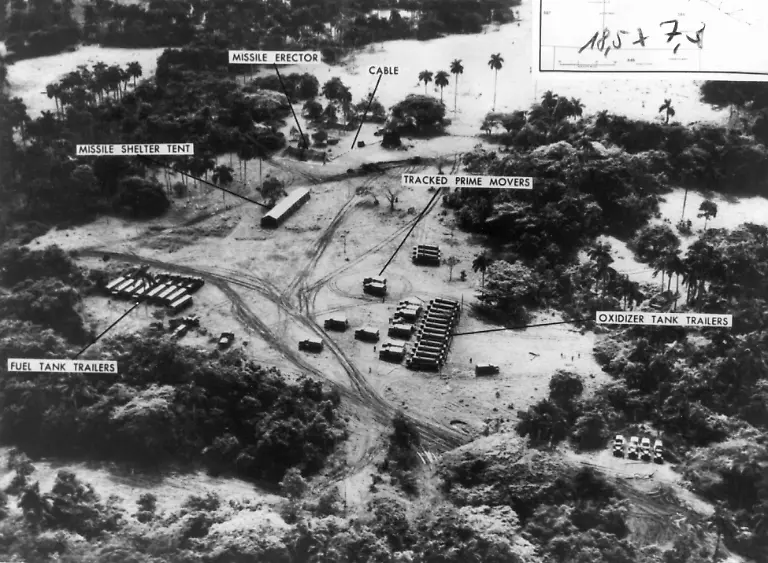 ARCHIV-Luftaufnahme-von-sowjetischen-Raketenabschussrampen-Raketentranportern-und-Tanklagern-auf-Kuba-im-Oktober-1962-Die-Raketenkrise-rueckte-Kuba-1962-ins-Zentrum-des-Weltgeschehens-Revolutionsfuehrer-Fidel-Castro-hoffte-die-USA-von-einem-Angriff-auf-die-Karibikinsel-abzuschrecken-Die-Einigung-mit-Kennedy-hinter-seinem-Ruecken-nahm-er-Chruschtschow-uebel-dpa-zum-Themenpaket-Kubakrise-vom-08-10