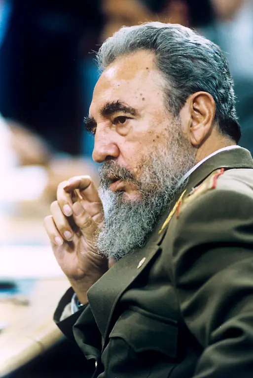 Kubas-Praesident-Fidel-Castro-am-23-07-1992-waehrend-der-Eroeffnungssitzung-des-II-ibero-amerikanischen-Gipfels-in-Madrid