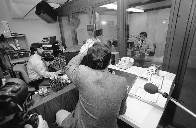 Radio-Marti-the-United-States-governmentas-radio-beaming-to-communist-Cuba-went-on-the-air-at-5-30-am-beginning-its-broadcast-with-the-words-aBuenos-dias-Cuba-in-Washington-May-20-1985-aThe-Cuba-government-immediately-announced-that-they-would-terminate-a-immigration-treaty-Studios-are-located-in-Washington-and-the-transmitter-is-located-in-Marathon-Florida